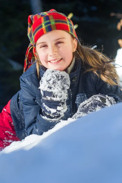 Küçük Kız Kış Günü Eğleniyor — Stok fotoğraf