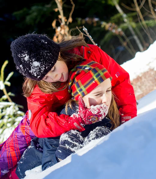 Två Små Flickor Som Leker Snön — Stockfoto