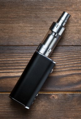 kahverengi ahşap zemin üzerinde elektronik sigara