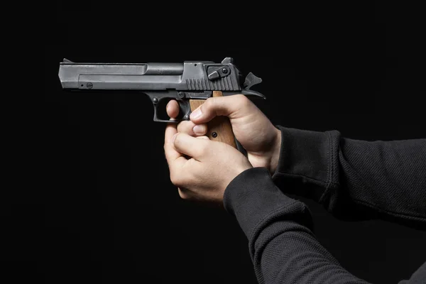 黒の背景上に分離されて銃を持つ男性の手 — ストック写真