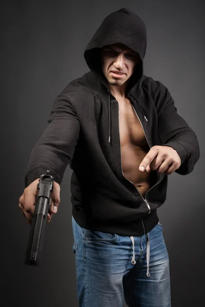 灰色の背景上に分離されて銃を撮影男 — ストック写真