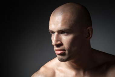 güçlü adam koyu arka plan üzerinde izole portresi