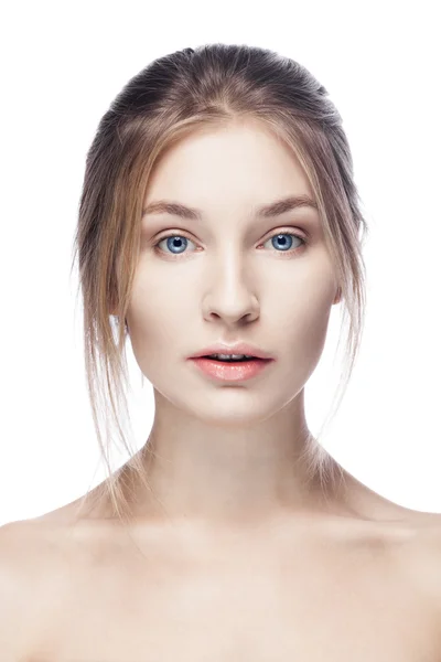 Mooie jonge vrouw met schone huid geïsoleerd op witte CHTERGRO — Stockfoto