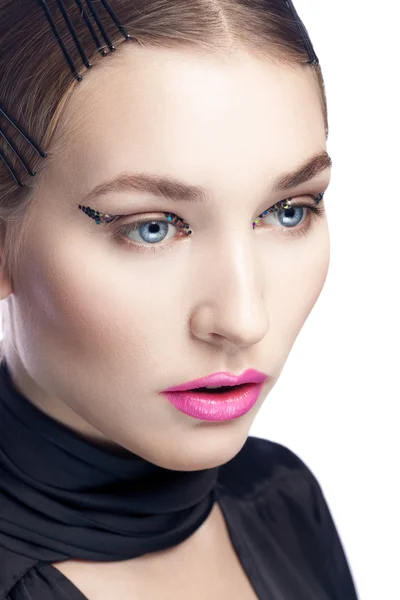 Mooie jonge vrouw met mode make-up geïsoleerd op witte achterzijde — Stockfoto