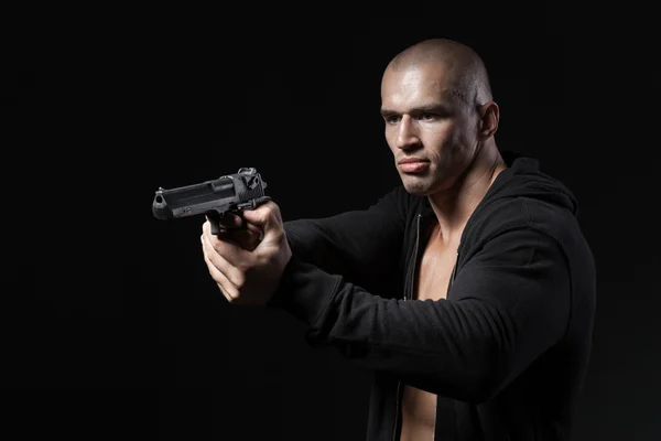 Hombre pistola de tiro aislado sobre fondo negro —  Fotos de Stock