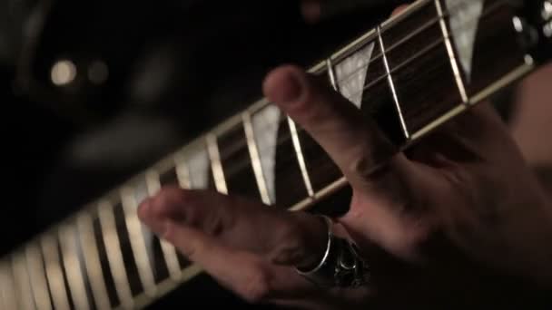 Гитарист играет рок-рифф на электрогитаре — стоковое видео