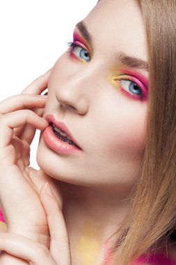 güzel genç kadın beyaz arkasında izole moda makyaj ile