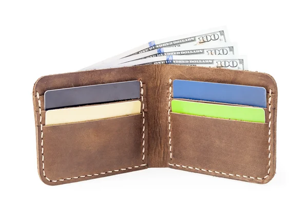 Hnědá kožená peněženka s penězi izolovaných na bílém pozadí — Stock fotografie