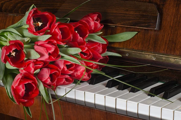 Strauß Tulpen auf dem Klavier — Stockfoto