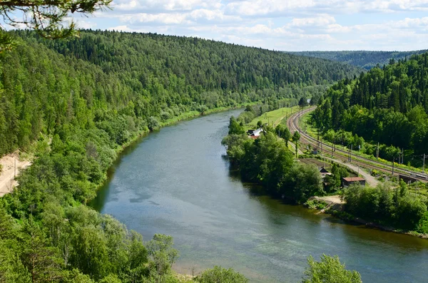 Nehrin Sylva kırk metrelik uçurumun üzerinden görünümünü yakın: 