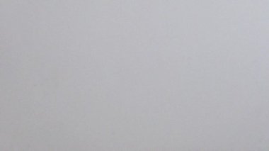 Sudaki kırmızı mürekkep dönüyor, açık arkaplana doğru akıyor..