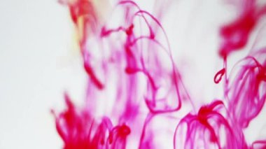 Sudaki mürekkep dönüyor, arkaplandaki ışığa doğru akıyor..