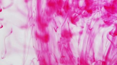 Sudaki mürekkep dönüyor, arkaplandaki ışığa doğru akıyor..