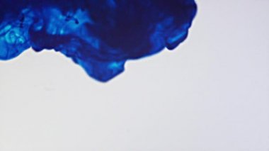 Renkli mürekkep parçacıkları suda hareket eder. Makro atış