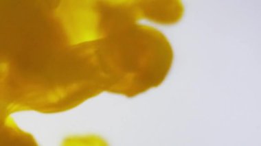 Renkli mürekkep parçacıkları suda hareket eder. Makro atış