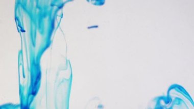 Renkli mürekkep parçacıkları suda hareket eder. Makro atış