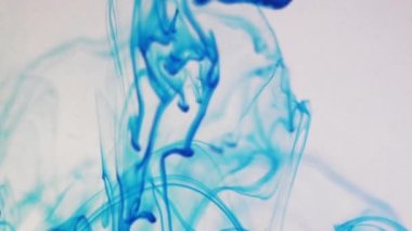 Renkli mürekkep parçacıkları suda hareket eder. Makro atış