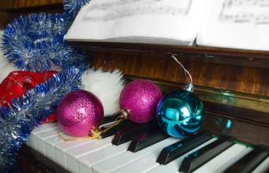 Noel Baba'nın kap ve Noel süslemeleri bir piyanoda yalan.