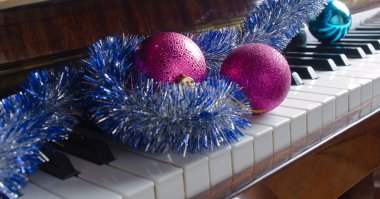 Noel ve yeni yıl kutlama özniteliklerini bir piyanoda yalan