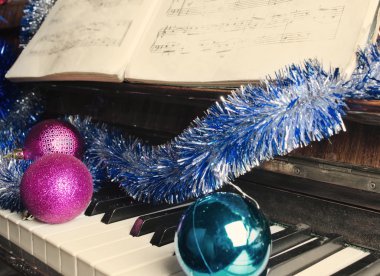 Noel ve yeni yıl kutlama özniteliklerini bir piyanoda yalan