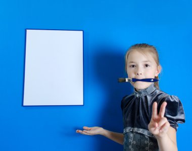 Kız beyaz bir plastik tahta gösterir