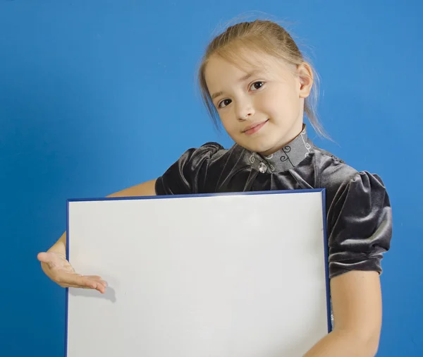 The girl shows a white plastic board — Stock Photo, Image