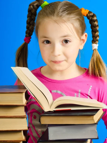 The girl reads the book — Stock Photo, Image