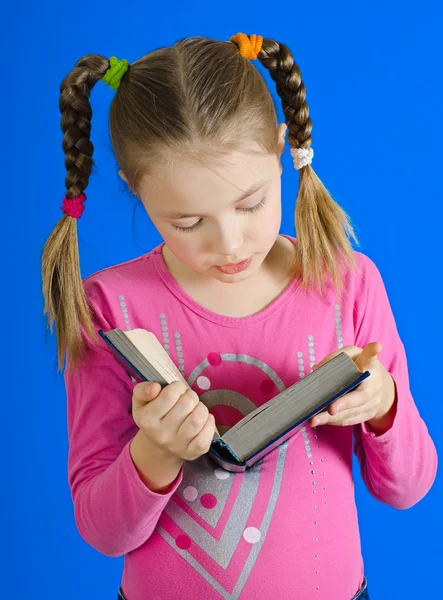 Het meisje leest het boek — Stockfoto