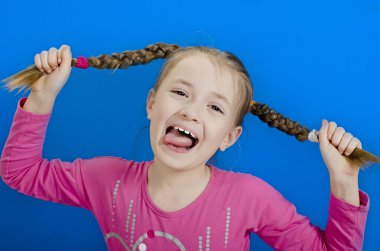 Genç kız iki örgüler gösterir