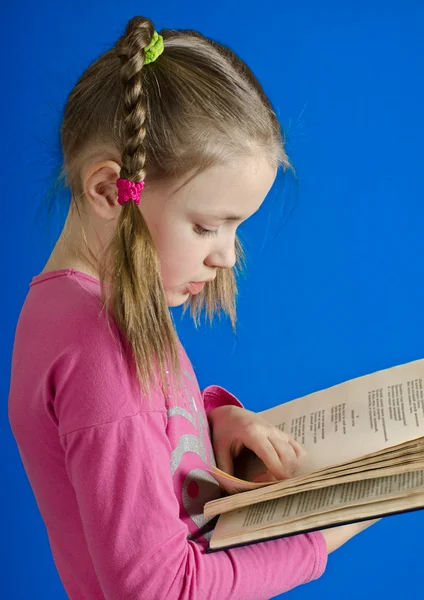 Das Mädchen liest das Buch — Stockfoto