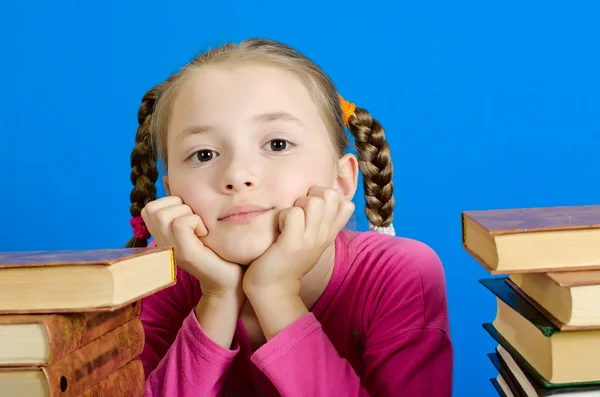 Das junge Mädchen träumt — Stockfoto