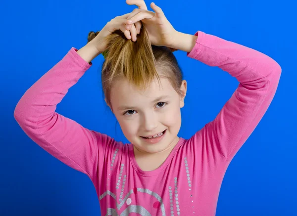 Mladá dívka ukazuje dva copánky — Stock fotografie