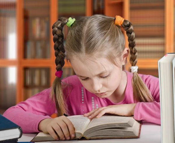 Das Mädchen liest das Buch — Stockfoto