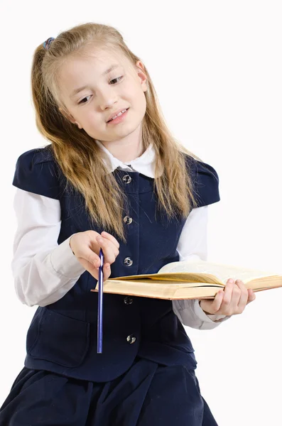 La colegiala lee el libro — Foto de Stock