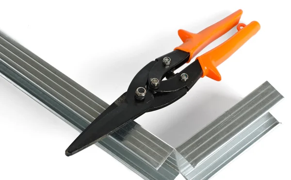Nożyczki na metalu i kierowanie instalacji karton gips — Zdjęcie stockowe