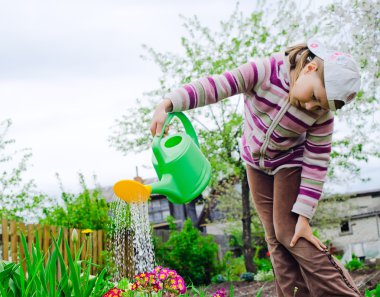 Genç kız çiçek suları