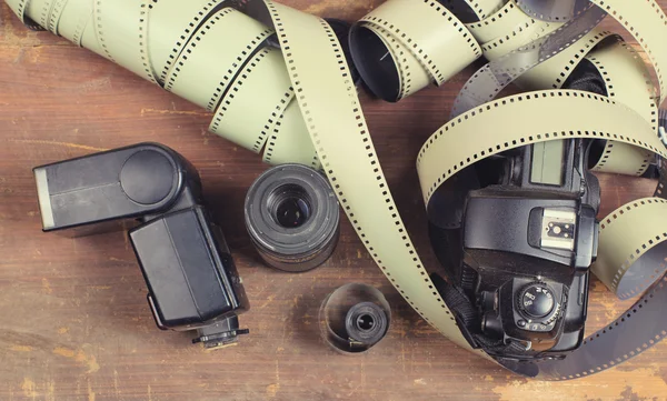 Старая пленка для камеры, объектив, фонарик и камера — стоковое фото