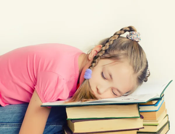 Chica durmiendo en el libro — Foto de Stock