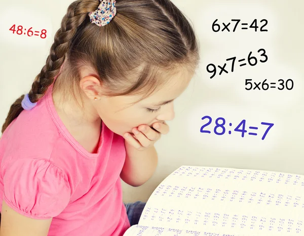 La ragazza stanca di risolvere gli esempi in matematica — Foto Stock