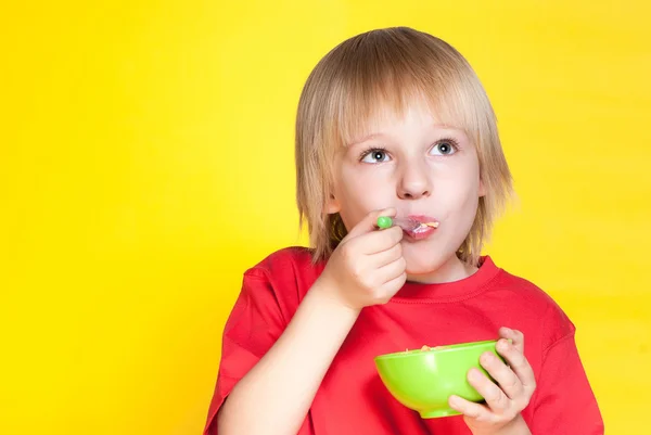 Blond boy äta corn flakes — Stockfoto