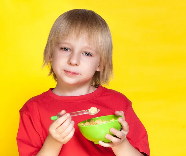 Blond chłopiec jeść płatki kukurydziane — Zdjęcie stockowe