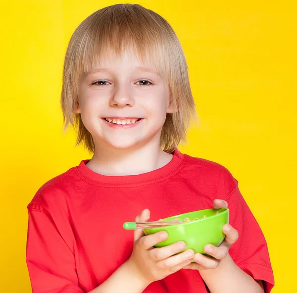 Ragazzo biondo che mangia corn flakes — Foto Stock