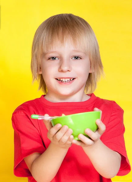 Niño rubio comiendo hojuelas de maíz — Foto de Stock
