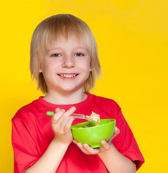 Blond boy eating corn flakes — Stock Photo, Image