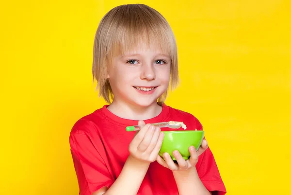 Plavovlasý chlapec jíst Kukuřičné vločky — Stock fotografie