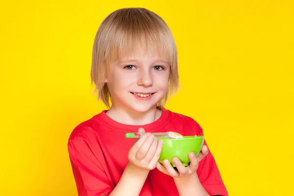 Ragazzo biondo che mangia corn flakes — Foto Stock