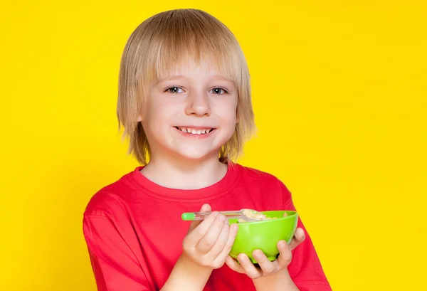 Блондин ест хлопья кукурузы — стоковое фото