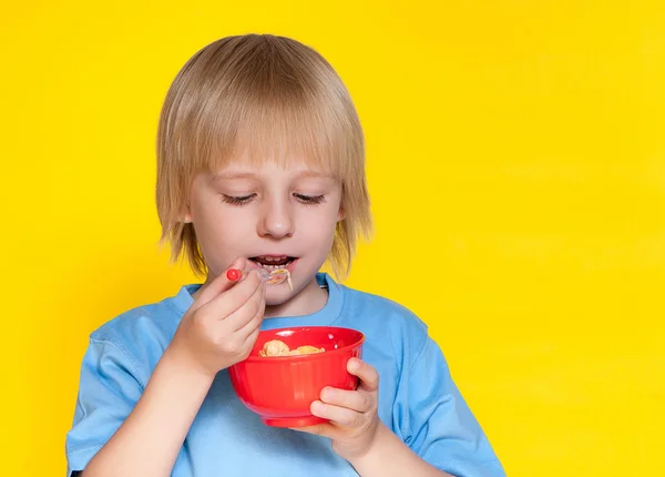 Παιδί τρώει κορν φλέικς — Φωτογραφία Αρχείου