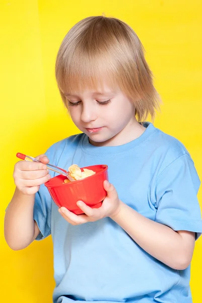 Criança comendo flocos de milho — Fotografia de Stock