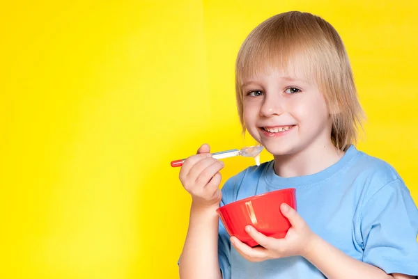 Criança comendo flocos de milho — Fotografia de Stock